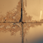 découvrez la technique du joint placo sans bord aminci, le joint "bout à bout" (travers), pour des finitions parfaites et discrètes sur vos plaques de plâtre.