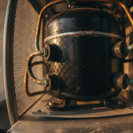 découvrez comment identifier les causes des bruits de votre frigo liés aux vibrations du compresseur et apprenez des méthodes simples pour les réparer efficacement.