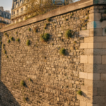 découvrez les règles essentielles pour la construction de murs poids en pierre à paris, avec un focus sur les spécificités urbaines et les techniques de soutènement adaptées.